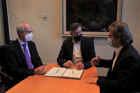 Bei der Unterzeichnung der Vereinbarung zu den Diensten im Bereich der Blutspenden: (v.l.) Sabes-Generaldirektor Zerzer, LR Widmann und AVIS-Präsident Massardi (Foto: LPA/Silvia Obwexer)