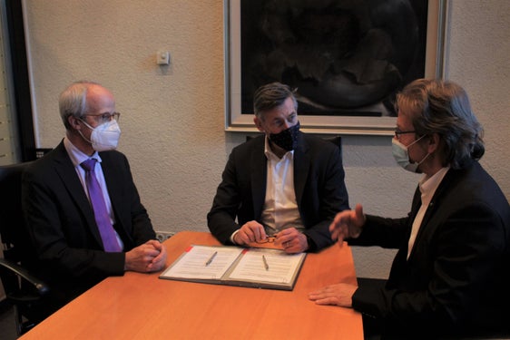 Bei der Unterzeichnung der Vereinbarung zu den Diensten im Bereich der Blutspenden: (v.l.) Sabes-Generaldirektor Zerzer, LR Widmann und AVIS-Präsident Massardi (Foto: LPA/Silvia Obwexer)