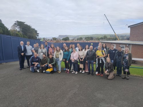 La delegazione altoatesina ha visitato Ballycastle insieme agli operatori giovanili nordirlandesi, dove due scuole, una cattolica e una protestante, sono ospitate nello stesso edificio, così come il centro giovanile. (Foto: USP/Ufficio servizio giovani/Pamer)