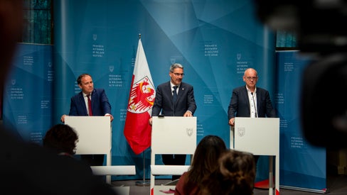 Un progetto tutto altoatesino. Oggi (5 giugno) il presidente altoatesino Kompatscher (nella foto al centro), l'assessore Vettorato (a sinistra) e il direttore dell'Agenzia provinciale per l'ambiente e la tutela del clima, Flavio Ruffini, hanno illustrato il nuovo disegno di legge provinciale sulle grandi derivazioni. (Foto: ASP/Fabio Brucculeri)