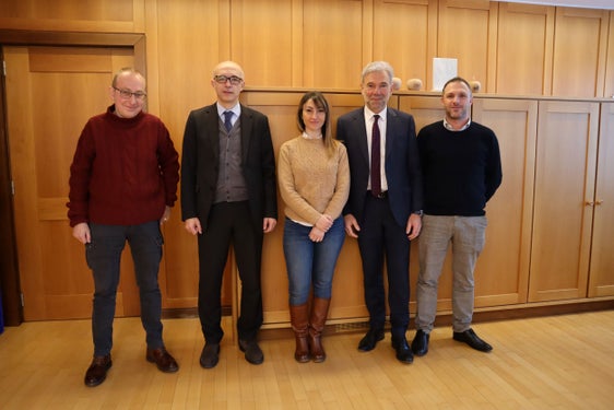 Delegation aus Genua informierte sich über die genetische Profilierung von Hunden: (v.l.) Paolo Zambotto, Matteo Campora, Francesca Corso, Landesrat Arnold Schuler, Michele Prandi. (Foto: LPA/Noemi Prinoth)