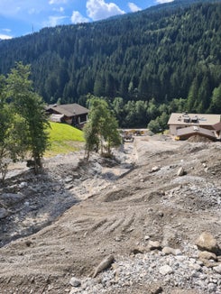 Mit sechs Baggern und sechs Lastkraftwagen hat das Landesamt für Wildbachverbauung Nord die sicherheitsrelevanten Räumungen nach den Unwetterschäden vom 5. August im Kogbach in St. Anton in Innerpflersch vorgenommen und noch vor den Mittsommerferien abgeschlossen. (Foto: LPA/Landesamt für Wildbach- und Lawinenverbauung Nord in der Agentur für Bevölkerungssschutz)