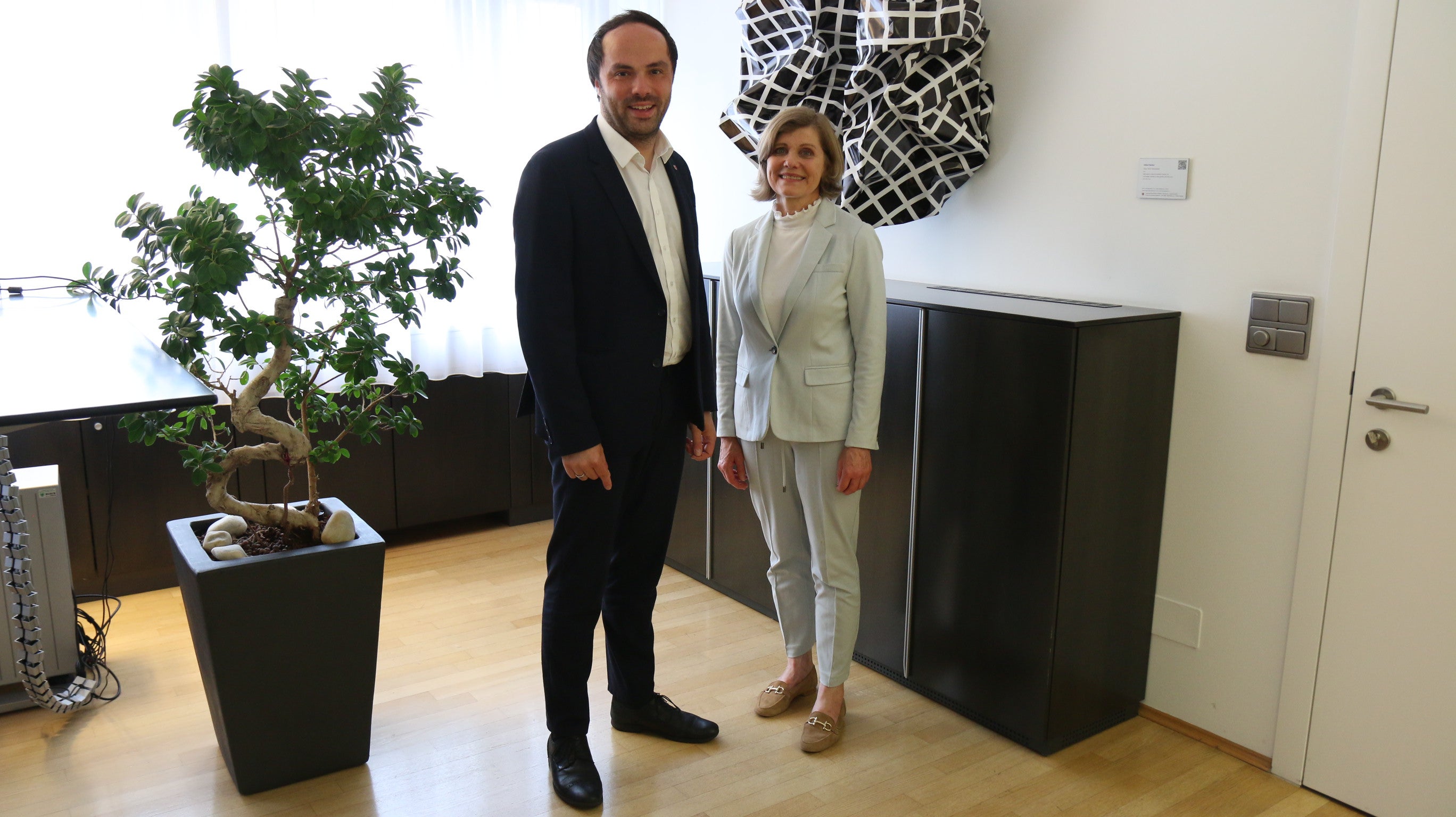 L'inclusione scolastica è stato il principale argomento di confronto tra l'assessore provinciale Philipp Achammer e la vicepresidente del Vorarlberg Barbara Schöbi-Fink (Foto: ASP)