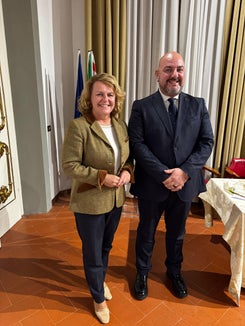 Mit Carlo Marzi (rechts), Assessor für die Bereiche Gesundheit und Soziales der Region Aosta, hat sich Landesrätin Rosmarie Pamer (links) darüber ausgetauscht, wie gute Rahmenbedingungen für ein gesundes Heranwachsen und eine aktive Einbindung junger Menschen in (politische) Prozesse gelingen könne. (Foto: LPA/Ressort Sozialer Zusammenhalt, Familie, Senioren, Genossenschaften und Ehrenamt)