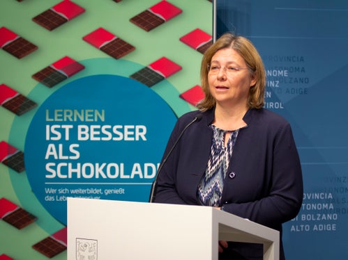 Erwachsenenbildung beschränkt sich nicht auf Wissensvermittlung, sondern weist Menschen Möglichkeiten auf, ein erfüllteres, gesünderes und somit glücklicheres Leben zu führen, erklärte die Direktorin im Amt für Weiterbildung, Anika Michelon. (Foto: LPA/Fabio Brucculeri)