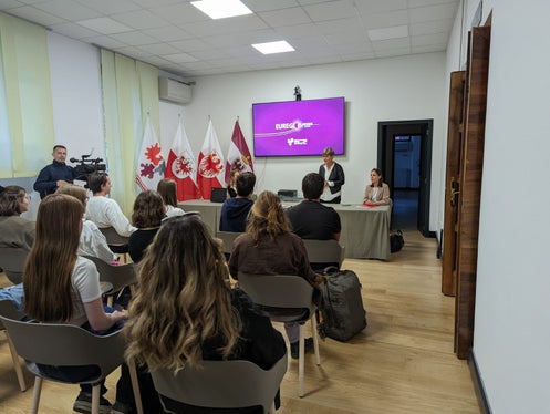 Mit der Europaregion, den drei Ländern und mit dem Thema der Innovation werden sich die jugendlichen Teilnehmenden am Festival auseinandersetzen. Euregio-Generalsekretärin Marilena Defrancesco hat sie im Trentiner Euregio-Sitz, der Casa Moggioli empfangen. (Foto: Euregio/Silvia Ramoser)