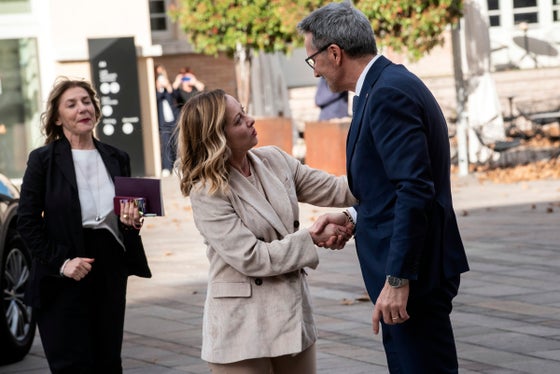 Il presidente Kompatscher ha accolto il presidente del Consiglio Meloni con una cordiale stretta di mano (Foto: ASP/Ivo Corrà)
