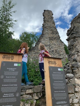 Entlang des Oswald von Wolkenstein-Wegs lässt sich das Leben des vielseitigen Minnesängers und der Hauensteiner Wald mit seinen zwei Ruinen Salegg und Hauenstein erleben. (Foto: Seiser Alm Marketing)