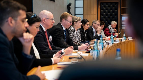 Una delegazione del Parlamento del Land di Berlino, guidata dalla presidente Cornelia Seibeld (quinta da sinistra), ha incontrato il 31 marzo il presidente Arno Kompatscher nella sala Giunta di Palazzo Widmann. (Foto: USP/Fabio Brucculeri)