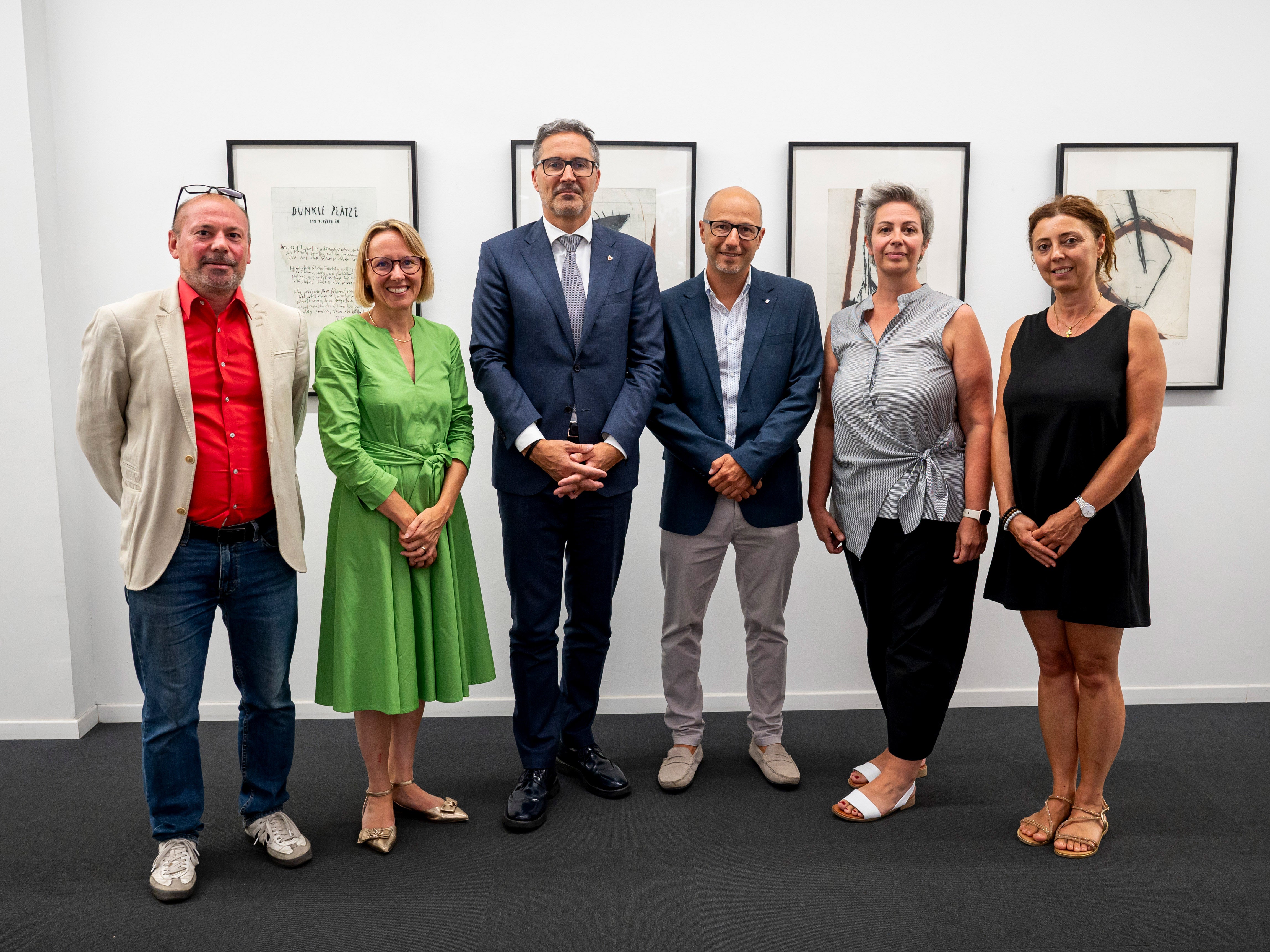 Da sinistra il direttore dell'IPL Stefan Perini, l'assessora provinciale Magdalena Amhof, il presidente della Provincia Arno Kompatscher, il presidente dell'IPL Stefano Mellarini, la vicepresidente dell'IPL Barbara Perri e la ricercatrice dell'IPL Maria Elena Iarossi durante l'incontro a Palazzo Widmann a Bolzano. (Foto: USP/Fabio Brucculeri)