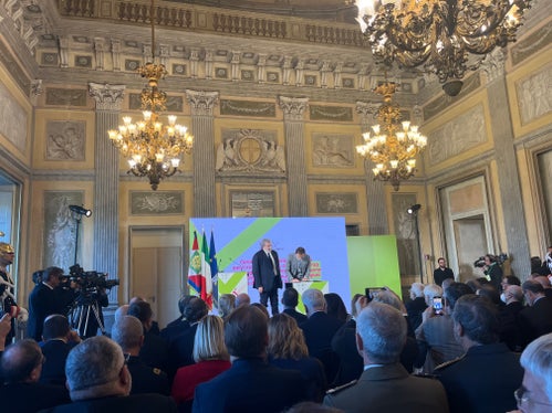 La firma dell’intesa, sottoscritta da tutti i presidenti di Regione, che sancisce il riconoscimento della Conferenza delle Regioni come organo comune delle Regioni e delle Province autonome. Sul palco la firma del presidente Fedriga e del vicepresidente della Conferenza delle Regioni, Emiliano (Foto: ASP/Gabriel Marciano)