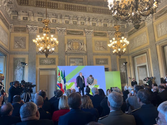 La firma dell’intesa, sottoscritta da tutti i presidenti di Regione, che sancisce il riconoscimento della Conferenza delle Regioni come organo comune delle Regioni e delle Province autonome. Sul palco la firma del presidente Fedriga e del vicepresidente della Conferenza delle Regioni, Emiliano (Foto: ASP/Gabriel Marciano)