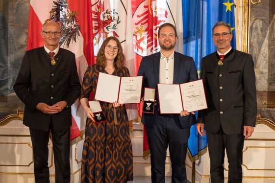 Insigniti di una medaglia di salvataggio per i servizi resi nel salvataggio di un uomo da un'auto incidentata in autostrada, in una situazione di traffico pericoloso. Anna Frötscher (Collalbo) e Andreas Hofer (Sarentino) con i governatori Mattle (a sinistra) e Kompatscher (a destra). (Foto: Land Tirol/Die Fotografen)