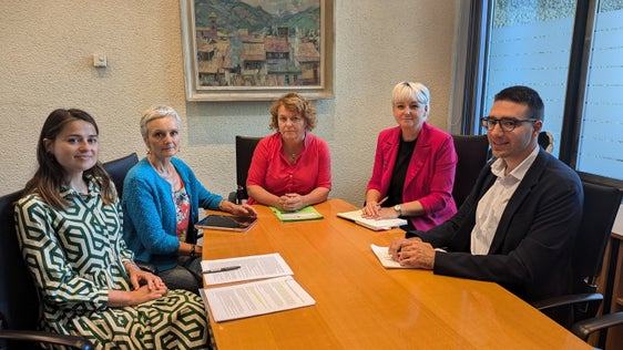 Lavorano insieme per le preoccupazioni e i diritti dei bambini e dei giovani con disabilità (da sinistra): la Garante per l’infanzia e l’adolescenza Daniela Höller, Priska Garbin (direttrice del Centro antidiscriminazioni), l'assessora provinciale Pamer, la Consigliera di parità Michela Morandini e Christian Romano in rappresentanza dell'Osservatorio provinciale sui diritti delle persone con disabilità. (Foto: ASP/Hannes Wisthaler)