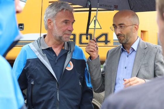 Lokalaugenschein an der Rienz in der Industriezone, die sich die Gemeinde Olang und die Gemeinde Rasen-Antholz teilen: Landesrat Schuler im Gespräch mit dem Bürgermeister von Rasen-Antholz Thomas Schuster (Foto: LPA/Maja Clara)
