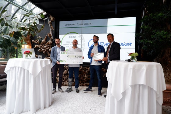 Der Sonderpreis geht an die Flying Basket GmbH für das Projekt Commercial cargo drone (im Bild von links:  Harald Reiterer, STA/Green Mobility, Marco Farris und Matthias Moroder von Flying Basket und Landesrat Daniel Alfreider - Foto: STA/Elisa Zambiasi).