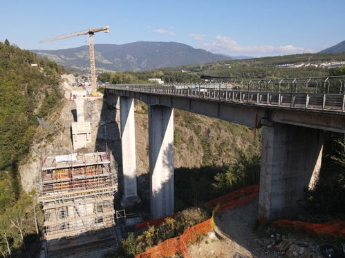 Die neue Bahnverbindung zwischen Pustertal- und Brennerbahn wird rund 3,8 Kilometer lang sein. Sie umfasst unter anderem Tunnelbauwerke, die Unterquerung der Brennerautobahn sowie die neue Eisenbahnbrücke über den Eisack. (Foto: LPA/g.news)