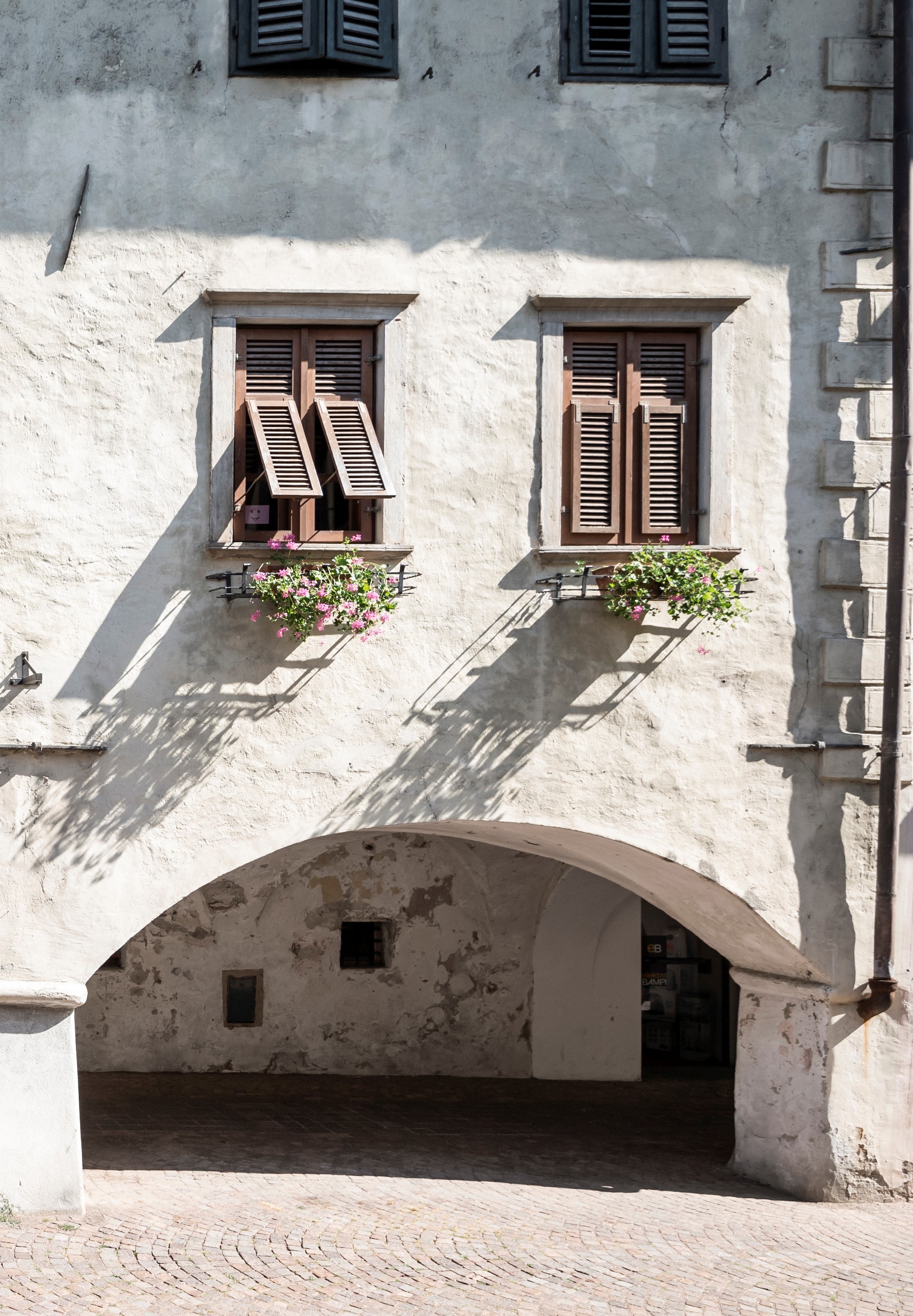 Ince le Südtirol ciafará 20 miliuns de euro por finanzié la revalorisaziun y revitalisaziun de n post o paisc storich che manacia da morí fora deache la jënt s’un vá. (Foto: IDM)