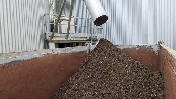 Nach Vergärung der organischen Abfälle sowie Entwässerung der Gärreste entsteht ein Trockenschlamm, der 15 Prozent der Gesamtmenge der verarbeiteten Abfälle entspricht. (Foto: LPA/Vera Brunetti) 