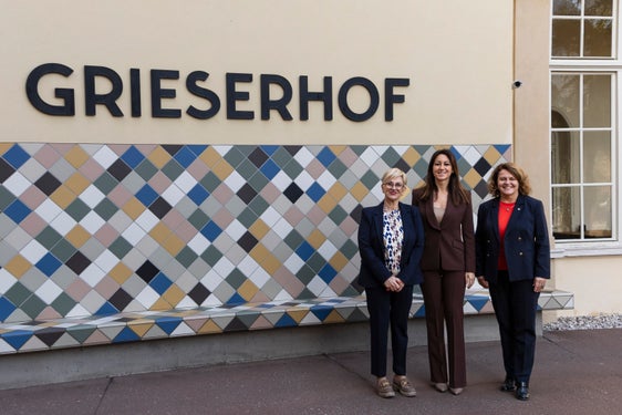 Landesrätin Rosmarie Pamer (1.v.r.) hat mit der Regionalassessorin der Lombardei Elena Lucchini (Mitte) unter anderem über gemeinsame Herausforderungen im Bereich der Pflege gesprochen. Am Treffen im Grieserhof in Bozen nahm auch Bozens Sozialstadträtin Patrizia Brillo (1.v.l.) teil. (Foto: LPA/Hannes Wisthaler)