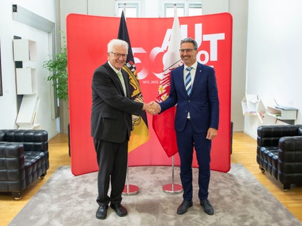 Ministerpräsident Winfried Kretschmann (l.) ist mit Landeshauptmann Arno Kompatscher im Palais Widmann zusammengetroffen. (Foto: LPA/Fabio Brucculeri)