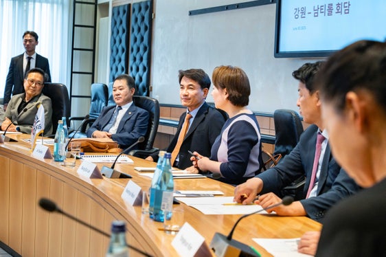 Hanno rappresentato il governo di Gangwon (seduti da sinistra): Jinkwon Hyun (presidente del Gangwon Institute), Si-sung Kim (presidente del Consiglio di Stato della provincia di Gangwon), Kim Jin-Tae (governatore della Provincia di Gangwon), Seung Eun (Sophie) Lee (interprete), Kwanhyun Moon (presidente del Comitato per la pianificazione e l'amministrazione) e Heesun Jeon (direttrice generale per le relazioni internazionali). (Foto: USP/Greta Stuefer)