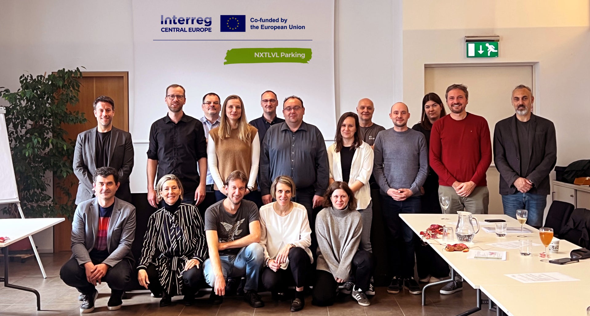 Das vierte Ländertreffen des Interreg-Projekts Next Level Parking mit Partnern aus zehn mitteleuropäischen Regionen fand vor kurzem in Bozen statt. Im Bild vorne ist Amtsdirektorin Carlotta Polo (zweite von links), Raphael Palla (dritter von links) und Regina Steinmann (vierte von links) vom Landesamt für Gemeindeplanung zu sehen. (Foto: LPA/Landesamt für Gemeindeplanung)
