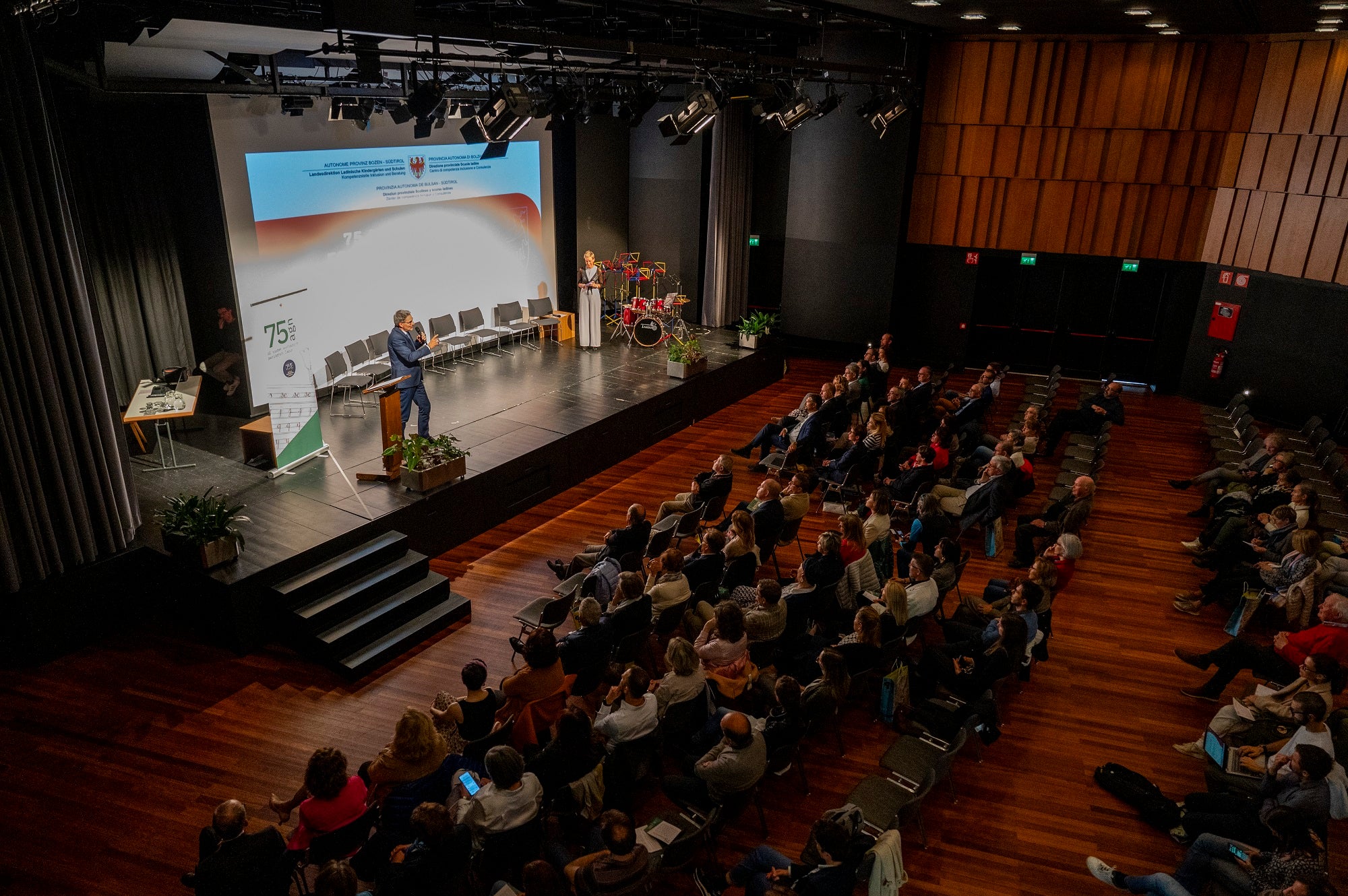Ncuei vënderdi ai 17 de mei iel a Urtijëi unì festejà l sistem de scola paritetich ladin. (Foto: USP/Manuela Tessaro)