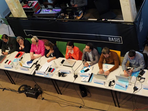 Die Arbeiten des Interreg-Italien-Österreich-Begleitausschusses in der "Basis" in Schlanders im Vinschgau mit Europa-Abteilungsdirektorin Martha Gärber (3.v.l.) (Foto: LPA/Simon Mariacher)