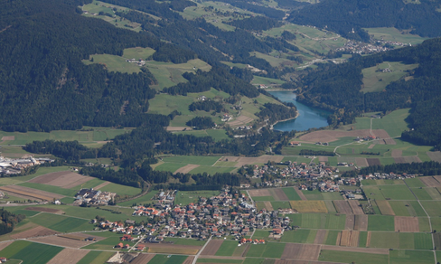 Das Wasserkraftwerk Bruneck wird aus dem Olanger Stausee gespeist. (Foto: LPA/Landesamt für Gewässerschutz)