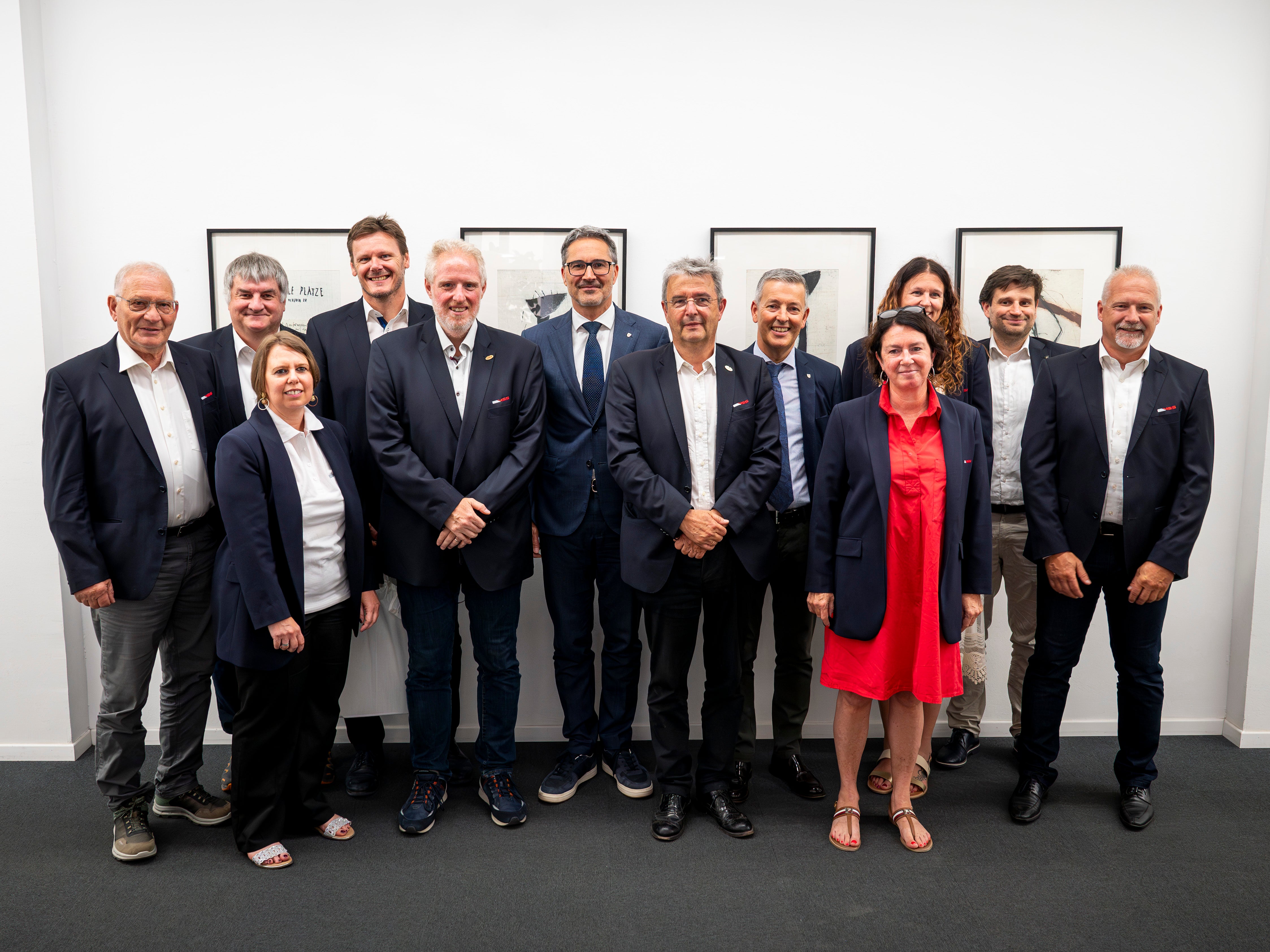 Die Vorstandsmitglieder des VSS rund um Obmann Paul Romen (6.v.r.) besprachen mit Landeshauptmann Kompatscher (6.v.l.) und Sportlandesrat Brunner (5.v.r.) aktuelle Themen des lokalen Sports. (Foto: LPA/Fabio Brucculeri)