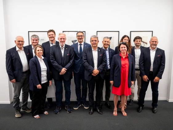 Die Vorstandsmitglieder des VSS rund um Obmann Paul Romen (6.v.r.) besprachen mit Landeshauptmann Kompatscher (6.v.l.) und Sportlandesrat Brunner (5.v.r.) aktuelle Themen des lokalen Sports. (Foto: LPA/Fabio Brucculeri)
