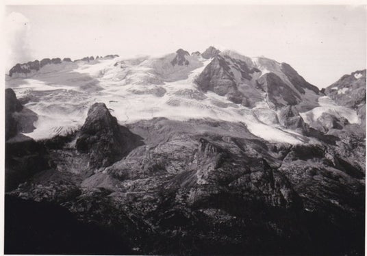 Der Marmolata-Gletscher im Jahr 1942, fotografiert von Bortolo Perini. (Foto: LPA/Archiv Giuseppe Perini)