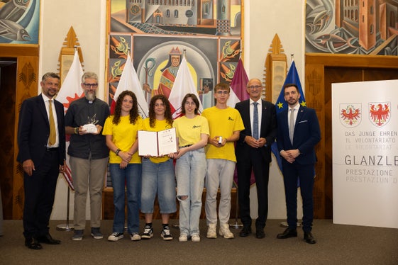 Progetto premiato (Alto Adige): Gruppo Gialloni con i rappresentanti dei tre territori. (Foto: Archivio Ufficio Stampa Provincia di Trento)