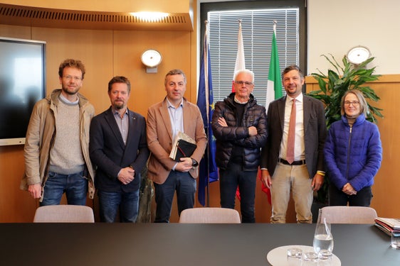 Zu einem ersten Gespräch haben sich (v.l.) Hannes Weiss und Michael Pfeifer, Umberto Simone, Ingenieurskammerpräsident Claudio Sartori, Landesrat Daniel Alfreider und Marlene Rinner getroffen. Weitere Gespräche sollen in regelmäßigen Abständen folgen. (Foto: LPA/Ingo Dejaco) 