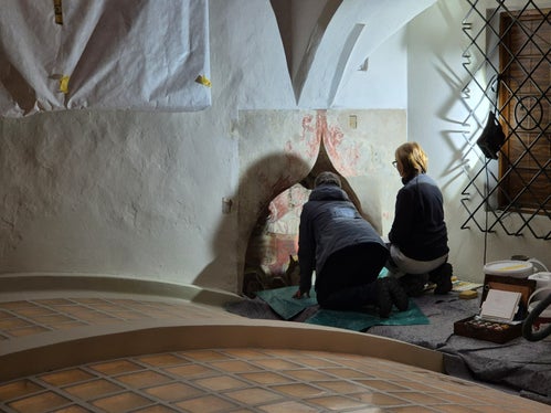 Bei den Restaurierungsarbeiten wurden Fresken aus dem 17. Jahrhundert an der Fassade und an den Säulengängen sowie Dekorationen und Malereien in einigen Innenräumen freigelegt. Im Bild zwei Restauratorinnen bei der Arbeit. (Foto: LPA/Gianluca Crocco)