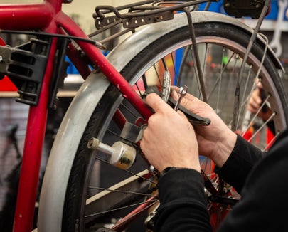 Ein Loch im Fahrradschlauch? Die Bremsbacken abgeschliffen? Die Lampe oder die Gangschaltung kaputt? Die mobile Radreparaturwerkstatt hilft in Zusammenarbeit mit der Sozialgenossenschaft Novum in 14 Südtiroler Gemeinden weiter. (Foto: LPA/Sozialgenossenschaft Novum)