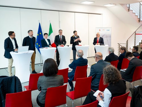 In piedi, da sinistra, il direttore del Centro di guida sicura Lukas Nothdurfter, l'assessore provinciale alla Mobilità Daniel Alfreider, l'assessora provinciale alla Sicurezza Ulli Mair, il presidente Arno Kompatscher, il dirigente della Polizia di Stato Giovanni Schettino e il segretario generale della Provincia Eros Magnago. (Foto: USP/Fabio Brucculeri)