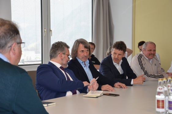 Nach dem Besuch im Gesundheitssprengel und dem Gespräch mit den Mitarbeiterinnen und Mitarbeitern des Krankenhauses tauschte sich Gesundheitslandesrat Messner mit den Primarärztinnen und -ärzten, dem geschäftsführenden Bezirksdirektor, dem Ärztlichen Leiter, Pflegedienstleiter, den Koordinatoren und mit Bürgermeister Peter Volgger aus. (Foto: LPA/Karin Leiter)