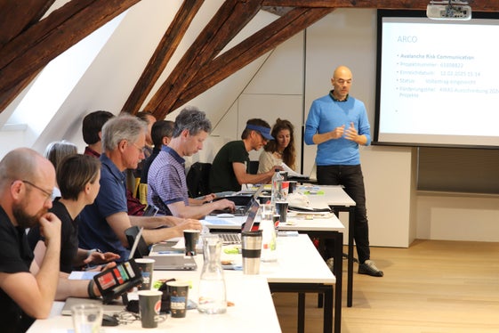 Durante l'incontro dei 35 collaboratori dei servizi di prevenzione valanghe di area germanofona sono stati discussi anche progetti transfrontalieri. (Foto: USP/Maja Clara)