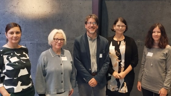 I relatori alla Giornata dei Musei altoatesini 2023 (da sinistra) Patricia Raheimipour, Istituto per la ricerca museale dei Musei statali di Berlino, Karen Ellwanger, Università Karl von Ossietsky di Oldenburg, Alessio Bertolli, Museo Civico di Rovereto, Kathrin Grotz, Istituto per la ricerca museale presso i Musei statali di Berlino e la collaboratrice scientifica del Touriseum Evelyn Reso (Foto: ASP/Igor Bianco)