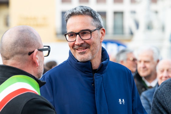 Es sei eine große Ehre nun auch die Paralympische Flamme in Bozen zu empfangen, sagte Landeshauptmann Kompatscher und rief dazu auf, diese Spiele ebenso begeistert zu verfolgen wie die Olympischen. (Foto: LPA/Manuela Tessaro)