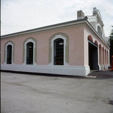 Die Trambahnremise in Meran ist ein Stahlfachwerk auf gusseisernen Säulen, an der Südfassade sind noch vier originale Segmentbogenfenster erhalten. Die Fassaden sind im Stil der Jahrhundertwende, mit charakteristischem Wechsel von Glatt- und Rauputz, erbaut worden. (Foto: LPA/Landesdenkmalamt)