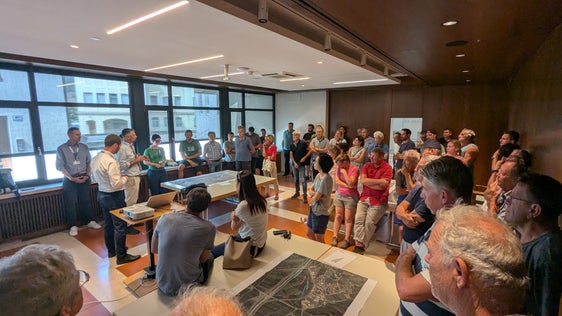 Mobilitätslandesrat Daniel Alfreider betonte bei der Vorstellung der weiteren Varianten in Terlan: Wir arbeiten gemeinsam mit der Gemeinde und den möglicherweise betroffenen Grundstückbesitzern an einer zukunftsfähigen Lösung, die den Bedürfnissen der Menschen vor Ort gerecht wird. (Foto: LPA/ Ressort für Infrastrukturen und Mobilität)