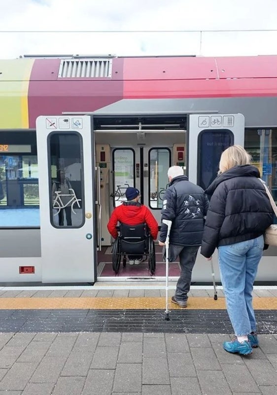 La Giunta provinciale ha approvato delle modifiche al sistema tariffario del trasporto pubblico locale. Esse pongono un chiaro accento sulla dimensione sociale: il focus è posto sui miglioramenti per le persone con disabilità: l’accesso all’altoadigemobilità 365 Free Pass viene ampliato, gli accompagnatori potranno in futuro viaggiare gratuitamente e i titolari della European Disability Card beneficeranno di tariffe agevolate Altre modifiche riguardano il nuovo Social Pass, i cani da assistenza e l’utilizzo dei box per biciclette. (Foto: USP/Dipartimento Infrastrutture e Mobilità)
