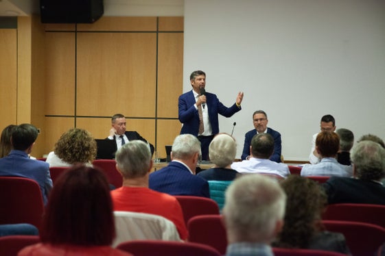 Es geht darum, grenzüberschreitend zusammenzuarbeiten für umweltfreundliche Mobilität und den ersten grünen Korridor in Europa zu schaffen, unterstrich Mobilitätslandesrat Alfreider. (Foto: LPA/Ingo Dejaco)