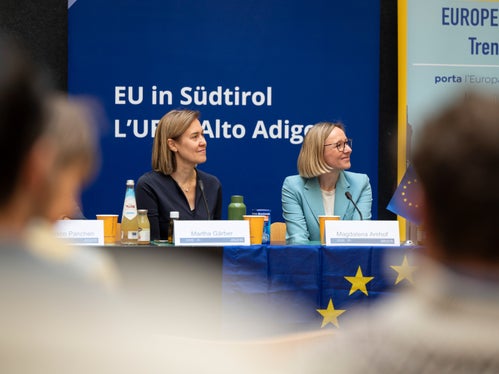 Die vielen EU-Projekte in Südtirol sichtbar zu machen, ist gemeinsames Anliegen der Direktorin der Abteilung Europa, Martha Gärber, und von Europa-Landesrätin Magdalena Amhof. (Foto: LPA/Fabio Brucculeri)
