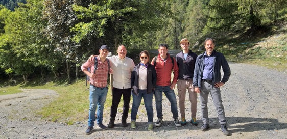 Auch Exkursionen standen auf dem Programm der Delegation aus Chile in Südtirol (v.l.): David Alvarado, Alejandro Dussaillant, Virginia Vasquez, Galo Valdebenito mit Felix Pitscheider und Andrea Andrioli von der Freien Universität Bozen (Foto: LPA/Landesamt für Hydrologie und Stauanlagen)