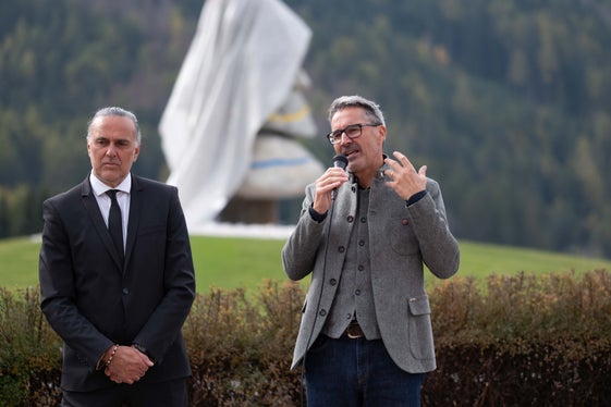Bürgermeister Martin Rienzner und Landeshauptmann Arno Kompatscher unterstrichen bei der Enthüllung des Stoanernen Mandls in Toblach die Chancen, die sich durch die Olympischen Winterspiele auch für Südtirol ergeben. (Foto: LPA/Jacopo Coen) 