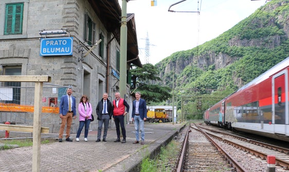 Nella foto, scattata durante un sopralluogo nel maggio del 2025 a Prato Isarco (da sinistra): l'assessore provinciale Daniel Alfreider, Marta Marini dell'Ufficio Aria e rumore, l'assessore provinciale Peter Brunner, il sindaco di Cornedo all'Isarco Albin Kofler e Alexander Pastore di STA. (Foto: USP/Ingo Dejaco)